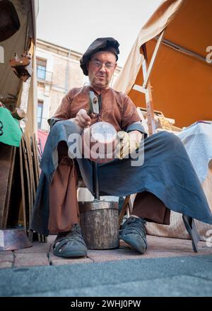 Primo piano di un uomo che lavora in vimini per realizzare un prodotto finale Foto Stock