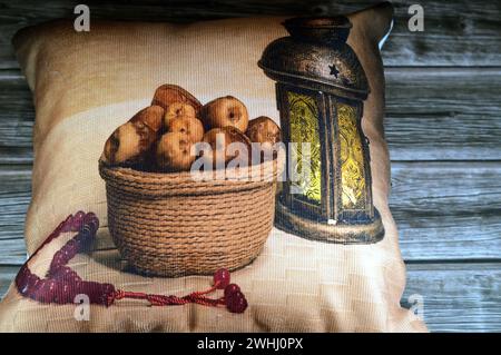 Cuscino decorativo Ramadan , con forme di frutta secca di datteri, fanous lampada Ramadan Lanterna e rosario islamico, sfondo di oggetti comunemente usati a Ra Foto Stock