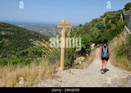 Donna escursioni nel Puig de cura Foto Stock