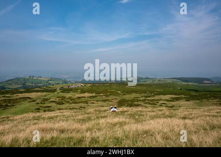 Una donna che riposa al sole a metà del Bluff a Hay-on-Wye Foto Stock