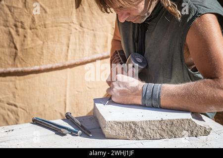 Cattura artigiani che lavorano nel commercio artigianale durante i giorni medievali che si tengono nella città di Avila, in Spagna, nel mese di settembre 2019 Foto Stock