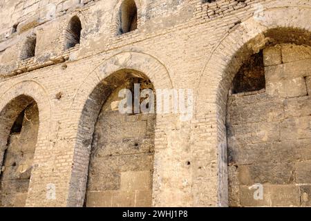 Alla corte del Monastero bianco vicino alla città egiziana superiore di Sohag, nel Medio Egitto Foto Stock