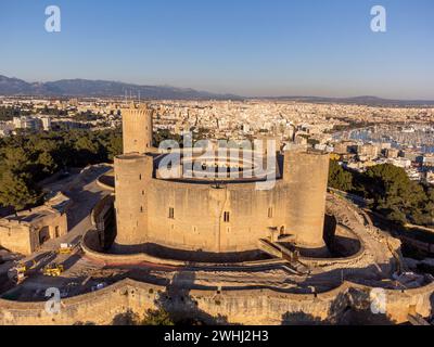 Castello Bellver e la città di Palma sullo sfondo Foto Stock