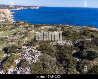 Punta des Baus rimane dell'insediamento talayotico Foto Stock