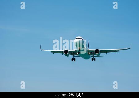 Gli aeromobili hanno esteso il carrello di atterraggio prima dell'atterraggio Foto Stock