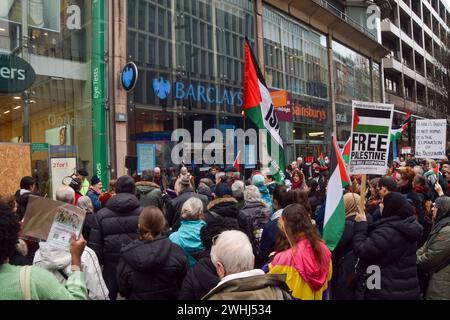 Londra, Regno Unito. 10 febbraio 2024. I manifestanti pro-palestinesi si riuniscono fuori dalla banca di Barclays su Tottenham Court Rd nel centro di Londra. I manifestanti affermano che Barclays ha legami finanziari con aziende che creano armi e parti usate da Israele nella loro guerra contro Hamas a Gaza. Crediti: Vuk Valcic/Alamy Live News Foto Stock