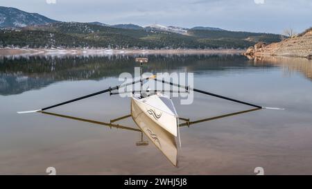 Loveland, CO, USA - 6 febbraio 2024: Conchiglia a remi costiera, Literace 1x di Liteboat, con specchio e borsa impermeabile sulla riva del lago Carter a Nor Foto Stock