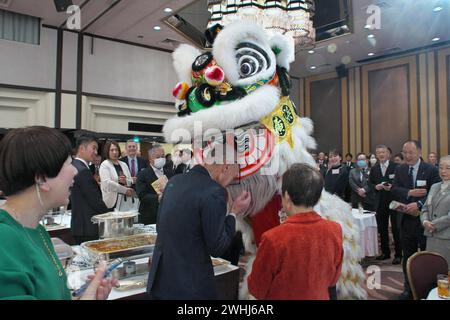 Yokohama, Giappone. 10 febbraio 2024. La danza del leone cinese si esibisce durante la festa di Capodanno il primo giorno del Capodanno lunare cinese a Chinatown a Yokohama, nella prefettura di Kanagawa, in Giappone, sabato 10 febbraio 2024. Foto di Keizo Mori/UPI credito: UPI/Alamy Live News Foto Stock