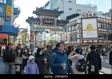 Yokohama, Giappone. 10 febbraio 2024. Le persone visitano il primo giorno del Capodanno lunare cinese a Chinatown a Yokohama, prefettura di Kanagawa, Giappone, sabato 10 febbraio 2024. Foto di Keizo Mori/UPI credito: UPI/Alamy Live News Foto Stock