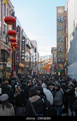 Yokohama, Giappone. 10 febbraio 2024. Le persone visitano il primo giorno del Capodanno lunare cinese a Chinatown a Yokohama, prefettura di Kanagawa, Giappone, sabato 10 febbraio 2024. Foto di Keizo Mori/UPI credito: UPI/Alamy Live News Foto Stock