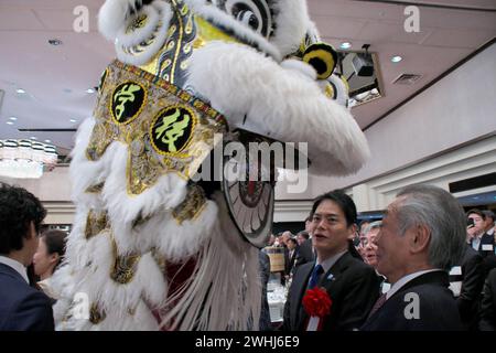 Yokohama, Giappone. 10 febbraio 2024. La danza del leone cinese si esibisce durante la festa di Capodanno il primo giorno del Capodanno lunare cinese a Chinatown a Yokohama, nella prefettura di Kanagawa, in Giappone, sabato 10 febbraio 2024. Foto di Keizo Mori/UPI credito: UPI/Alamy Live News Foto Stock