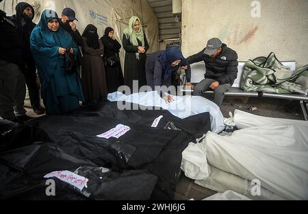 Rafah, Gaza. 9 febbraio 2024. I palestinesi piangono dopo aver identificato i corpi dei parenti uccisi nel bombardamento israeliano durante la notte nella striscia di Gaza meridionale, all'ospedale al-Najjar di Rafah, sabato 10 febbraio 2024. 22 persone sono state uccise bombardamenti israeliani a Rafah compresi sfollati dal nord di Gaza, hanno detto i testimoni. Foto di Ismael Mohamad/UPI. Crediti: UPI/Alamy Live News Foto Stock