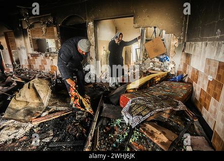 Rafah, Gaza. 9 febbraio 2024. I palestinesi controllano i detriti di una casa distrutta in seguito al bombardamento israeliano su Rafah nella striscia di Gaza meridionale, sabato 10 febbraio 2024. 22 persone sono state uccise bombardamenti israeliani a Rafah compresi sfollati dal nord di Gaza, hanno detto i testimoni. Foto di Ismael Mohamad/UPI. Crediti: UPI/Alamy Live News Foto Stock