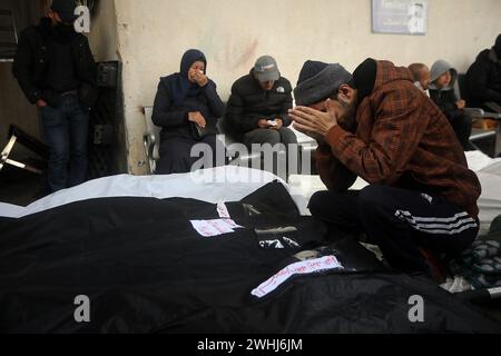 Rafah, Gaza. 9 febbraio 2024. I palestinesi piangono dopo aver identificato i corpi dei parenti uccisi nel bombardamento israeliano durante la notte nella striscia di Gaza meridionale, all'ospedale al-Najjar di Rafah, sabato 10 febbraio 2024. 22 persone sono state uccise bombardamenti israeliani a Rafah compresi sfollati dal nord di Gaza, hanno detto i testimoni. Foto di Ismael Mohamad/UPI. Crediti: UPI/Alamy Live News Foto Stock