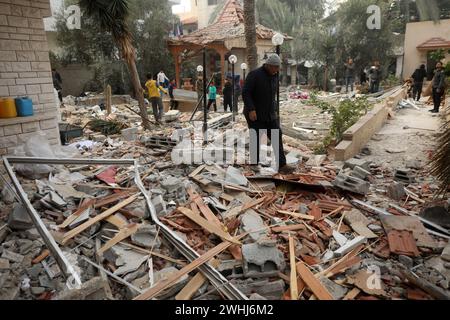 Rafah, Gaza. 9 febbraio 2024. I palestinesi controllano i detriti di un edificio distrutto in seguito al bombardamento israeliano su Rafah nella striscia di Gaza meridionale, sabato 10 febbraio 2024. 22 persone sono state uccise bombardamenti israeliani a Rafah compresi sfollati dal nord di Gaza, hanno detto i testimoni. Foto di Ismael Mohamad/UPI. Crediti: UPI/Alamy Live News Foto Stock