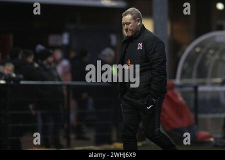 Un manager di Darlington Steve Watson esce dal campo durante la partita della Vanarama National League North tra Darlington e Alfreton Town a Blackwell Meadows, Darlington, sabato 10 febbraio 2024. (Foto: Robert Smith | mi News) crediti: MI News & Sport /Alamy Live News Foto Stock