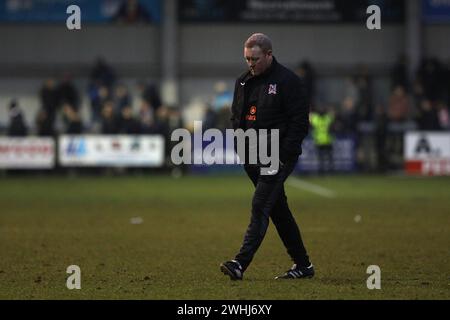 Un manager di Darlington Steve Watson esce dal campo durante la partita della Vanarama National League North tra Darlington e Alfreton Town a Blackwell Meadows, Darlington, sabato 10 febbraio 2024. (Foto: Robert Smith | mi News) crediti: MI News & Sport /Alamy Live News Foto Stock