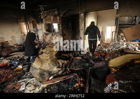 Rafah, Gaza. 9 febbraio 2024. I palestinesi controllano i detriti di un edificio distrutto in seguito al bombardamento israeliano su Rafah nella striscia di Gaza meridionale, sabato 10 febbraio 2024. 22 persone sono state uccise bombardamenti israeliani a Rafah compresi sfollati dal nord di Gaza, hanno detto i testimoni. Foto di Ismael Mohamad/UPI. Crediti: UPI/Alamy Live News Foto Stock