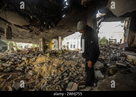 Rafah, Gaza. 9 febbraio 2024. Un uomo palestinese controlla i detriti di una casa distrutta in seguito al bombardamento israeliano su Rafah, nella striscia di Gaza meridionale, sabato 10 febbraio 2024. 22 persone sono state uccise bombardamenti israeliani a Rafah compresi sfollati dal nord di Gaza, hanno detto i testimoni. Foto di Ismael Mohamad/UPI. Crediti: UPI/Alamy Live News Foto Stock