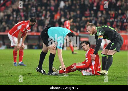 Berlino, Germania. 10 febbraio 2024. Berlino, Germania. 10 febbraio 2024: Maximilian Arnold (27) del VfL Wolfsburg si precipita Brenden Aaronson (7) del 1.FC Union Berlin ai suoi piedi dopo un rigore durante la partita Bundesliga - 1.FC Union Berlin contro VfL Wolfsburg - An Der Alten Foersterei. Berlino, Germania. (Ryan Sleiman /SPP) credito: SPP Sport Press Photo. /Alamy Live News Foto Stock