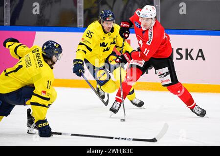 Karlstad, Svezia. 10 febbraio 2024. KARLSTAD, SVEZIA 20240210La svedese #11 Joakim Nygård, la svedese #95 Jacob De la Rose e la svizzera #11 Sven Senteler durante la partita di hockey su ghiaccio di sabato ai Beijer Hockey Games (Euro Hockey Tour) tra Svezia e Svizzera nella Löfbergs Arena. Foto: Pontus Lundahl/TT/codice 10050 credito: TT News Agency/Alamy Live News Foto Stock