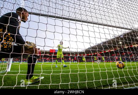 Alex Matos dell'Huddersfield Town (non nella foto) dopo aver segnato il suo terzo gol con il portiere del Southampton Gavin Bazunu non riesce a salvare la palla durante la partita del campionato Sky Bet allo stadio St.Mary di Southampton. Data foto: Sabato 10 febbraio 2024. Foto Stock