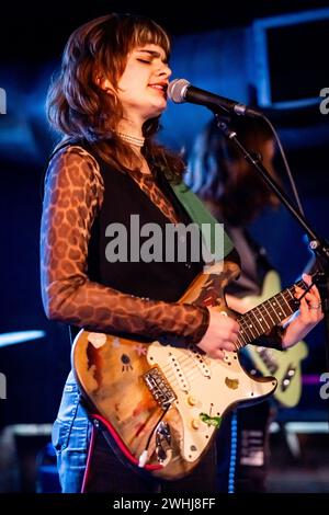 Edimburgo, Scozia. Mar 6 febbraio 2024. La band di chitarra di Edimburgo/Glasgow Isabella Strange sul palco della Mash House come gruppo di apertura dei Bikini Body. Foto Stock