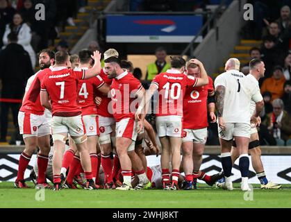 10 febbraio 2024; Twickenham Stadium, Londra, Inghilterra: Six Nations International Rugby England vs Wales; Wales Celebrate come arbitro assegna loro una meta di rigore in 16° minuto per il 0-7 Foto Stock