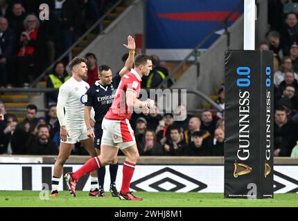 10 febbraio 2024; Twickenham Stadium, Londra, Inghilterra: Six Nations International Rugby England vs Wales; l'arbitro assegna una prova di rigore al Galles al 16° minuto per il 0-7 Foto Stock