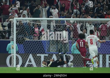 Qatar, Lusail, 10 febbraio 2024 - Akram Afif del Qatar segna un gol durante la finale della AFC Asia Cup tra Giordania e Qatar allo stadio Lusail di Lusail, Qatar, il 10 febbraio 2024. Crediti: Sebo47/Alamy Live News Foto Stock