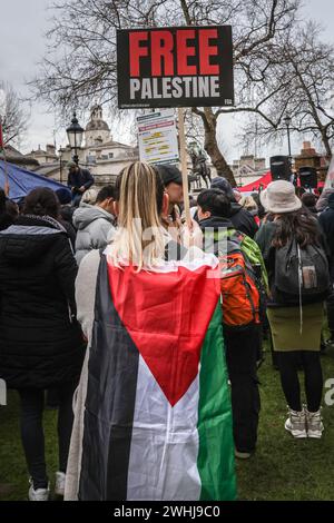 Londra, Regno Unito. 10 febbraio 2024. Gli operatori sanitari per la Palestina, un gruppo non partigiano, così come altri, si sono riuniti di fronte a Downing Street per protestare per un cessate il fuoco e contro il conflitto in corso a Gaza. I discorsi degli operatori sanitari, dei giornalisti e di altri soggetti colpiti dalla guerra, sono seguiti da diverse centinaia di manifestanti. Crediti: Imageplotter/Alamy Live News Foto Stock