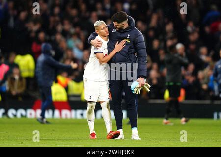 Richarlison (a sinistra) del Tottenham Hotspur e il compagno di squadra festeggiano dopo il fischio finale nella partita di Premier League al Tottenham Hotspur Stadium di Londra. Data foto: Sabato 10 febbraio 2024. Foto Stock