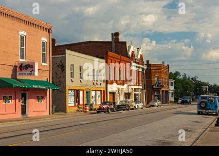 Facciate colorate nella sesta strada ad Augusta in Georgia Foto Stock