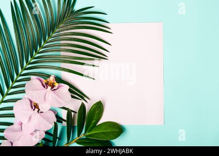 Layout creativec naturale fatto di foglie e fiori tropicali Foto Stock