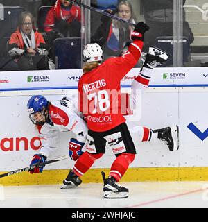 Liberec, Repubblica Ceca. 10 febbraio 2024. Euro Hockey Tour Women: Repubblica Ceca - Svizzera, Liberec, Repubblica Ceca, 10 febbraio 2024. Da sinistra Noemi Neubauerova della Repubblica Ceca e Naemi Herzig della Svizzera. Crediti: Radek Petrasek/CTK Photo/Alamy Live News Foto Stock