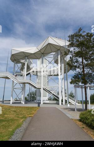 Popolare piattaforma panoramica Wolkenhain su una torre di osservazione con vista su Berlino sul Kienberg nel quartiere berlinese di Marzahn-Hellersdorf Foto Stock