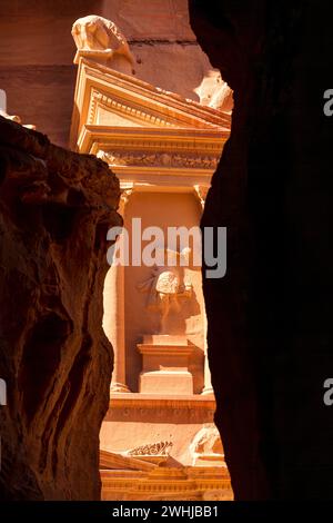 Petra, Jordan Siq, Treasury, al Khazneh vista dalla cornice Foto Stock