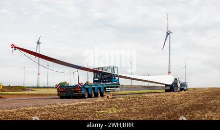 Turbine eoliche in costruzione. Pala per turbine eoliche in primo piano. Trasporto speciale di una lama Foto Stock