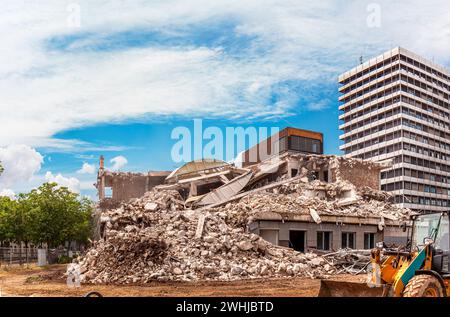 Processo di demolizione di un vecchio edificio smantellato. Demolizione dell'escavatore. Foto Stock