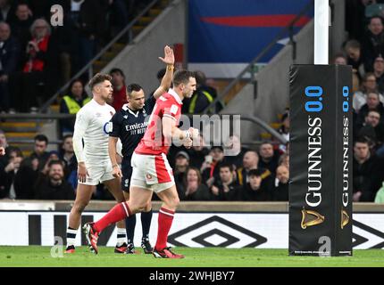 10 febbraio 2024; Twickenham Stadium, Londra, Inghilterra: Six Nations International Rugby England vs Wales; l'arbitro assegna una prova di rigore al Galles al 16° minuto per il 0-7 Foto Stock