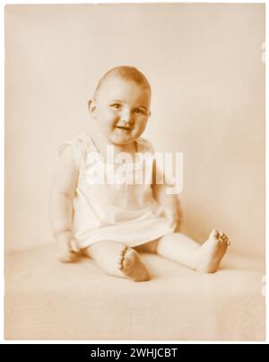 Circa 1920 Baviera, Germania. Baby - scansione di foto. Ritratto nostalgico d'epoca di un ragazzo adorabile. Studio Foto Stock