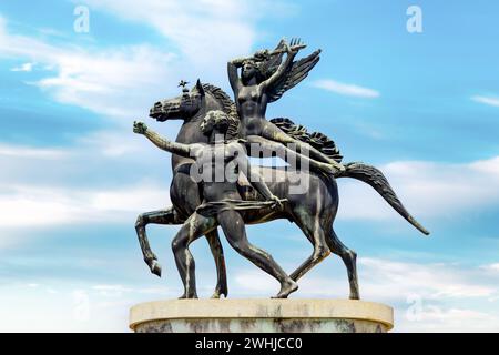 Statua di bronzo del ponte della vittoria sul fiume Adige. statua di un uomo, di una donna e di un cavallo Foto Stock