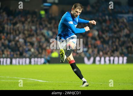 Borna Barisic dei Rangers segna il primo gol della squadra durante la partita del quinto turno della Scottish gas Cup all'Ibrox Stadium di Glasgow. Data foto: Sabato 10 febbraio 2024. Foto Stock