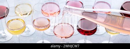 Vino di rosa versato in un bicchiere in un panorama di degustazione. Rosa, vino rosso e bianco Foto Stock