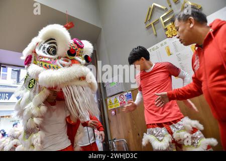 Londra, Inghilterra, Regno Unito. 10 febbraio 2024. I negozi e i ristoranti di Chinatown di Londra offrono lattuga o cavolo, simboleggiando la prosperità, al leone durante la danza. Si ritiene che porti fortuna, la danza del leone è un momento culminante delle celebrazioni del capodanno cinese. Nel 2024, è l'anno del Drago nel calendario cinese. (Credit Image: © Thomas Krych/ZUMA Press Wire) SOLO PER USO EDITORIALE! Non per USO commerciale! Foto Stock