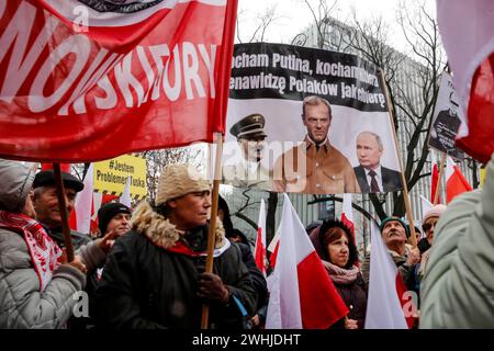 Varsavia, Polonia, 10 febbraio 2024. Una folla di persone, con bandiere nazionali polacche e bandiere antigovernative, guidate da media di estrema destra - Gazeta Polska e TV Republica e diritto e giustizia (Prawo i Sprawiedliwość - PIS) i leader dei partiti politici organizzano una protesta a sostegno degli attuali giudici della Corte costituzionale di fronte all'edificio della Corte in via Szucha. La Polonia attraversa una crisi costituzionale, poiché l'attuale governo centrista afferma che i giudici della Corte costituzionale sono stati insediati illegalmente da un ex governo di destra. L'opposizione di destra dimostra il sostegno dei giudici della Corte Foto Stock