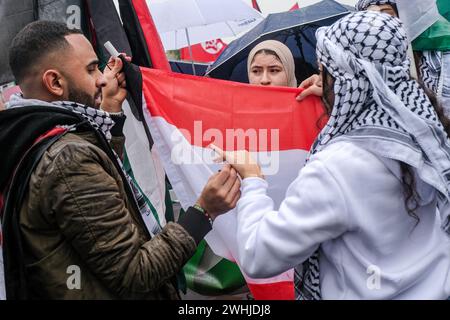 Roma, Italia. 10 febbraio 2024. Foto Mauro Scrobogna/LaPresse10-02-2024 Roma, Italia - Cronaca - Manifestazione della comunit&#xe0; palestinese in Italia - nella foto: momenti della manifestazione a sostegno della causa palestinese e della guerra contro lo stato di Israele a Gaza 10 febbraio 2024 Roma, Italia - News - dimostrazione della comunità palestinese in Italia - nella foto: momenti della manifestazione a sostegno della causa palestinese e della guerra contro lo Stato di Israele a Gaza credito: LaPresse/Alamy Live News Foto Stock