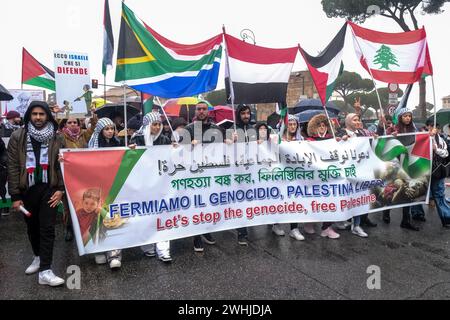 Roma, Italia. 10 febbraio 2024. Foto Mauro Scrobogna/LaPresse10-02-2024 Roma, Italia - Cronaca - Manifestazione della comunit&#xe0; palestinese in Italia - nella foto: momenti della manifestazione a sostegno della causa palestinese e della guerra contro lo stato di Israele a Gaza 10 febbraio 2024 Roma, Italia - News - dimostrazione della comunità palestinese in Italia - nella foto: momenti della manifestazione a sostegno della causa palestinese e della guerra contro lo Stato di Israele a Gaza credito: LaPresse/Alamy Live News Foto Stock