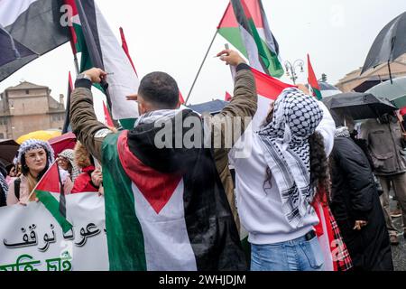 Roma, Italia. 10 febbraio 2024. Foto Mauro Scrobogna/LaPresse10-02-2024 Roma, Italia - Cronaca - Manifestazione della comunit&#xe0; palestinese in Italia - nella foto: momenti della manifestazione a sostegno della causa palestinese e della guerra contro lo stato di Israele a Gaza 10 febbraio 2024 Roma, Italia - News - dimostrazione della comunità palestinese in Italia - nella foto: momenti della manifestazione a sostegno della causa palestinese e della guerra contro lo Stato di Israele a Gaza credito: LaPresse/Alamy Live News Foto Stock