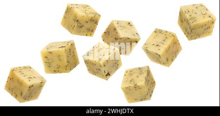 Cubetti di formaggio Gouda cadenti con erbe isolate su sfondo bianco Foto Stock